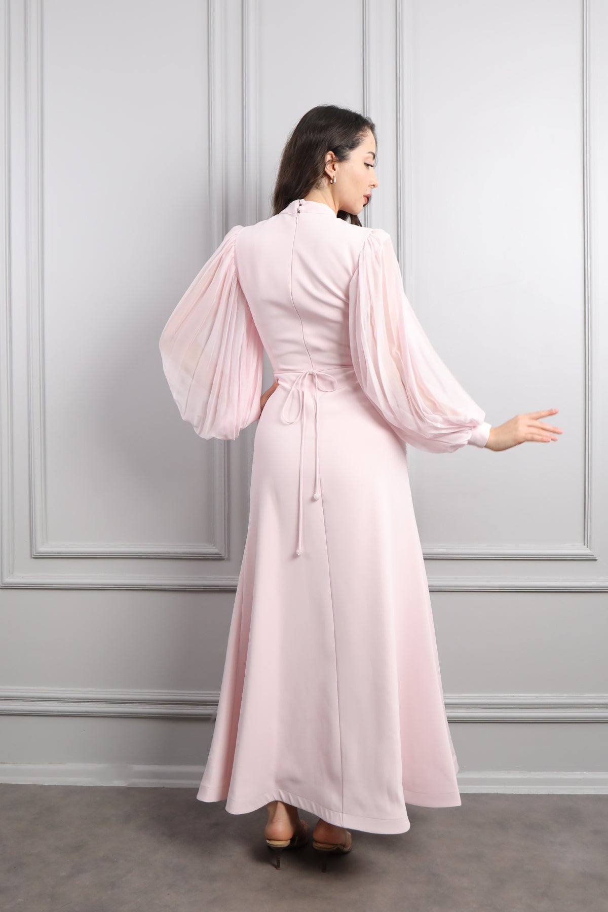 فستان باكمام واسعة مزين بتطريزات خرزية وفيونكات -بمبي