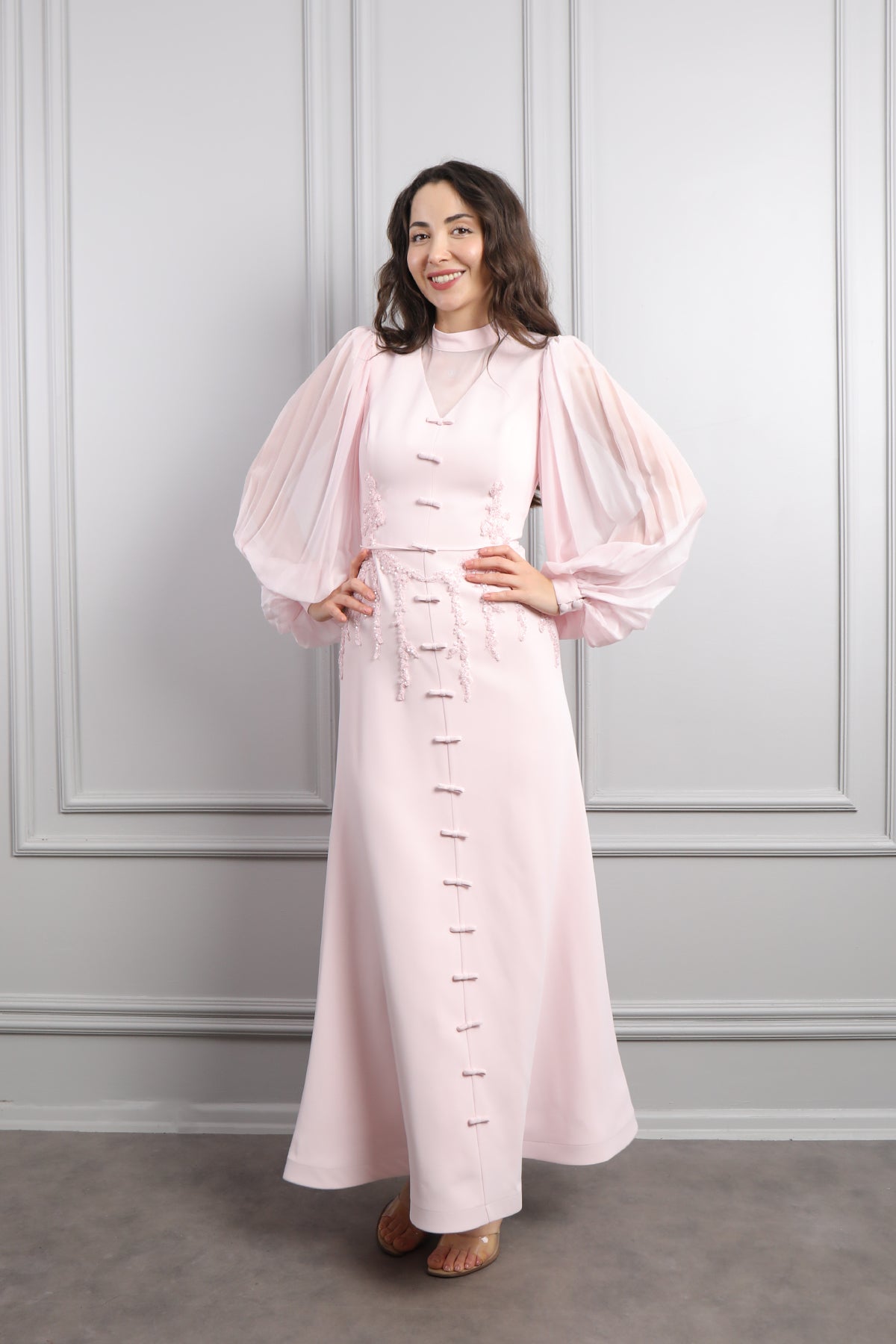 فستان باكمام واسعة مزين بتطريزات خرزية وفيونكات -بمبي