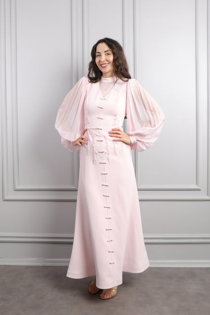 فستان باكمام واسعة مزين بتطريزات خرزية وفيونكات -بمبي