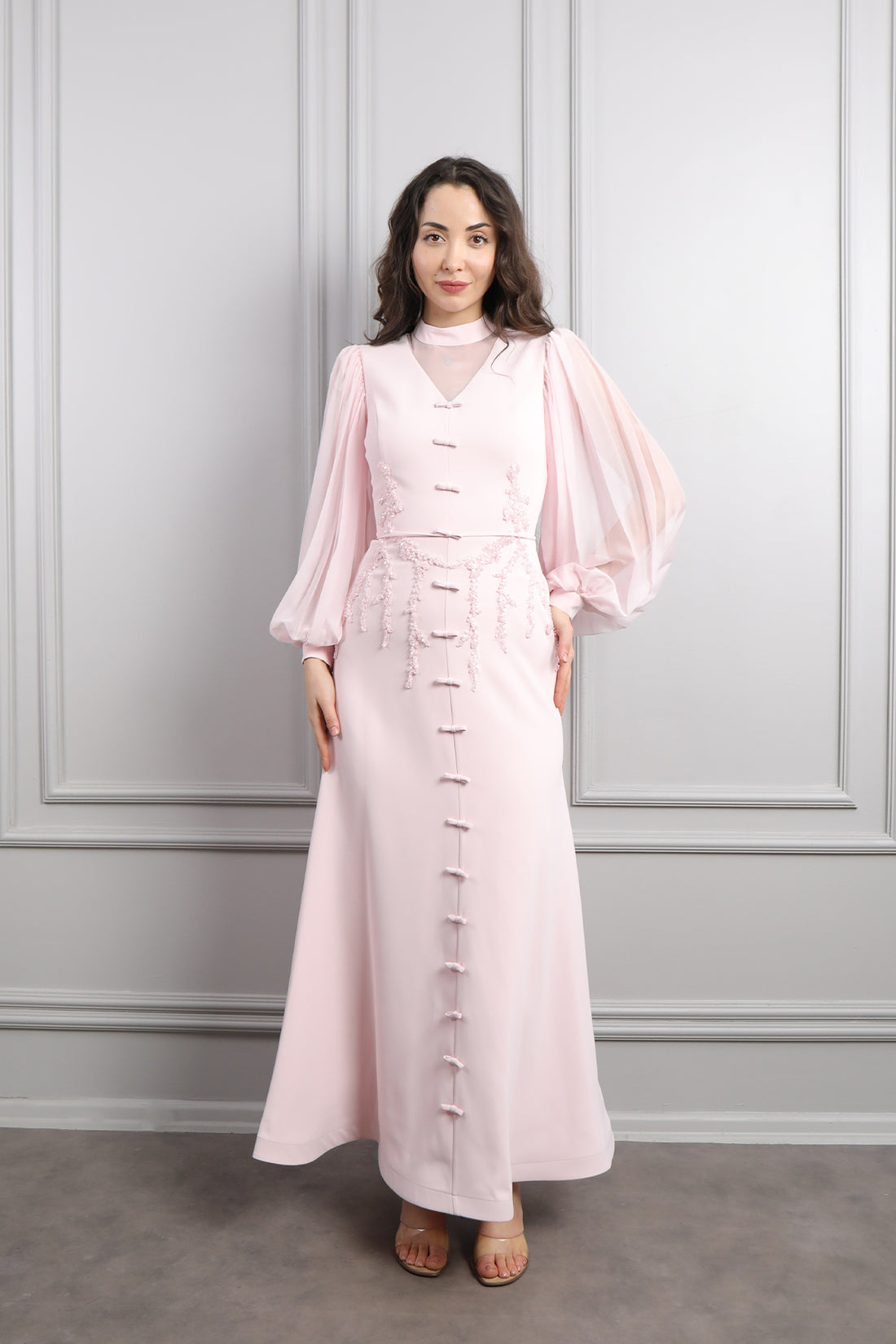 فستان باكمام واسعة مزين بتطريزات خرزية وفيونكات -بمبي