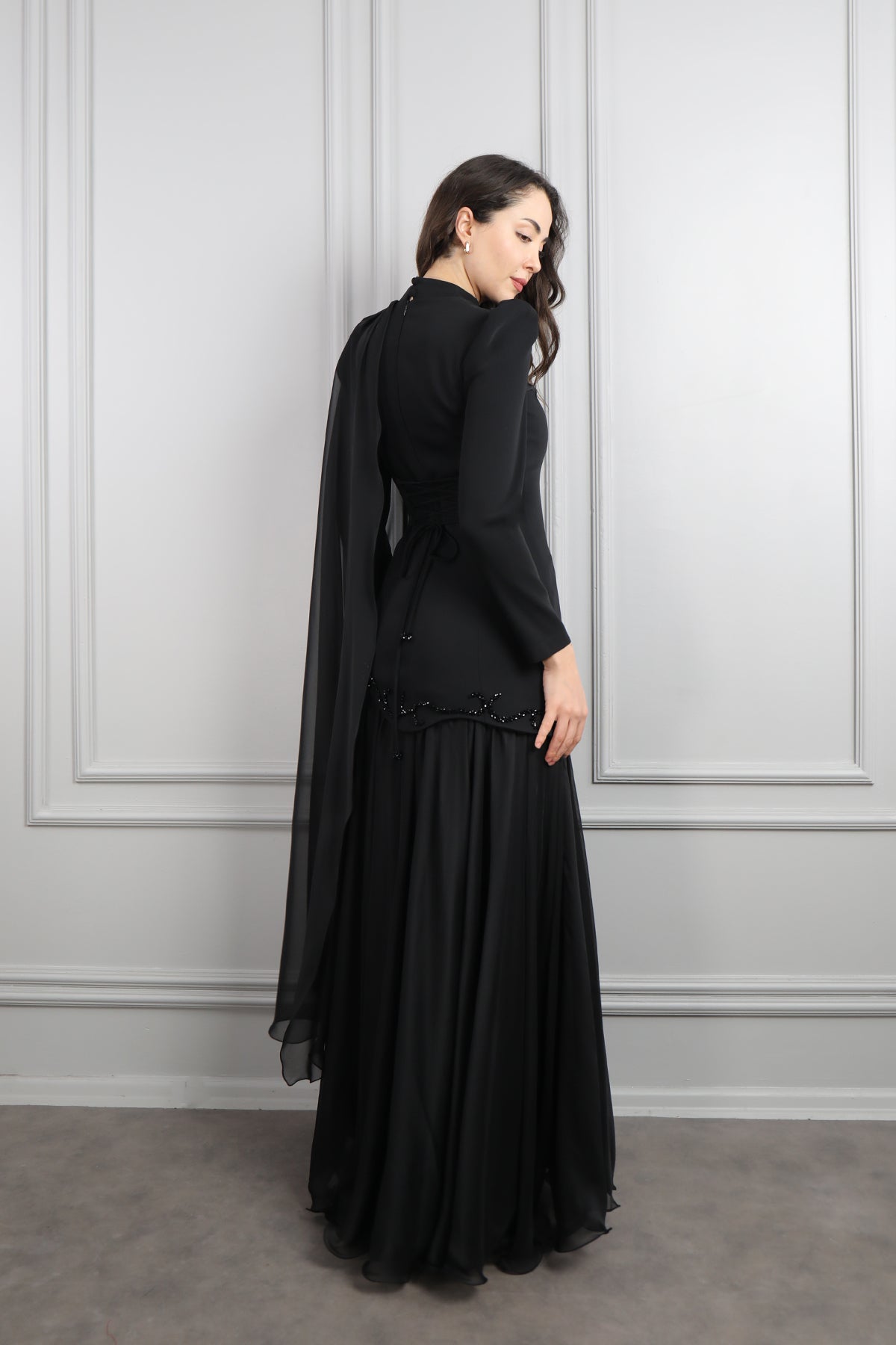 فستان للمحجبات بتطريزات خرزية وتصميم كايب من الكتف -اسود