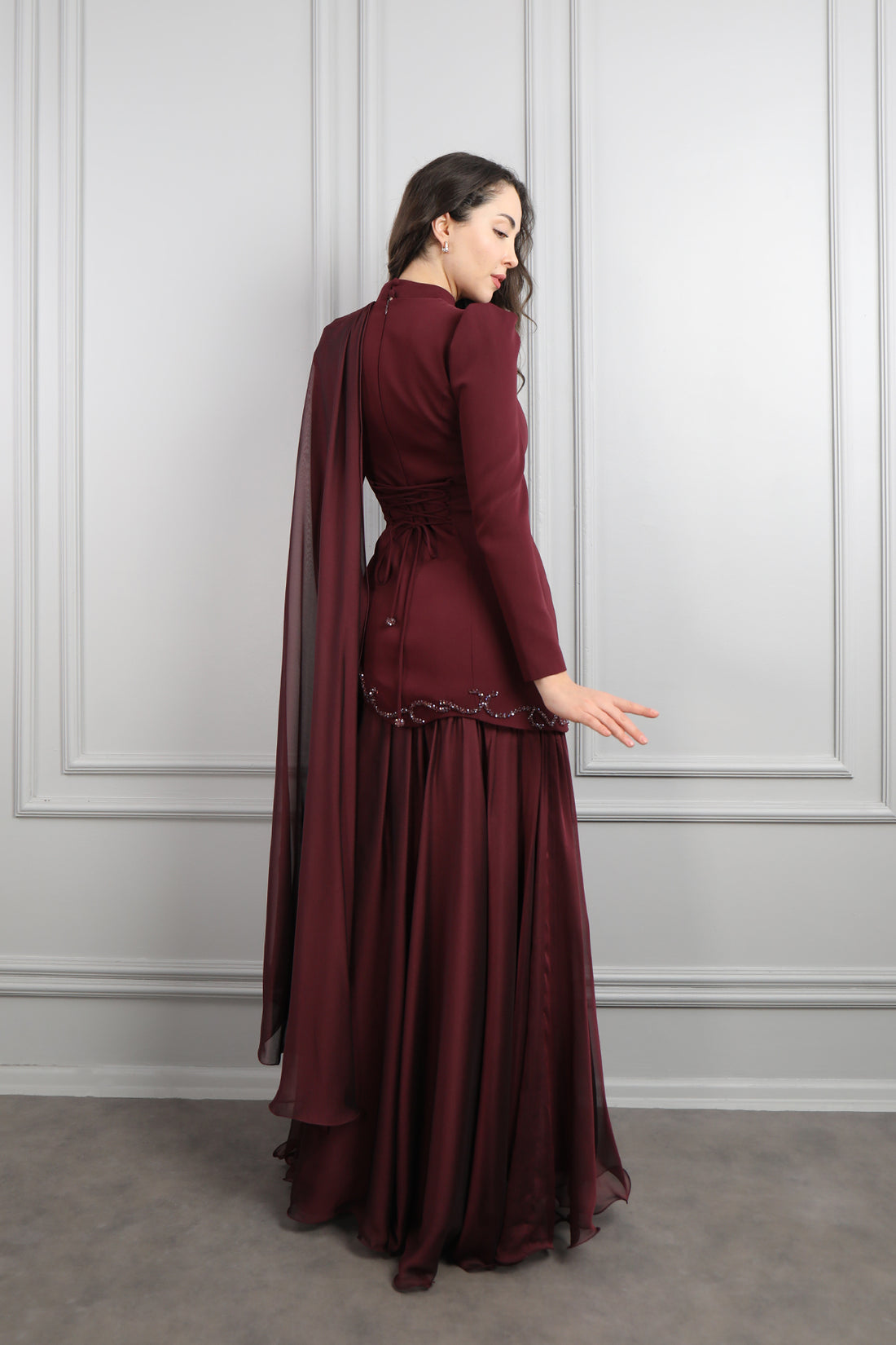 فستان للمحجبات بتطريزات خرزية وتصميم كايب من الكتف -عودي