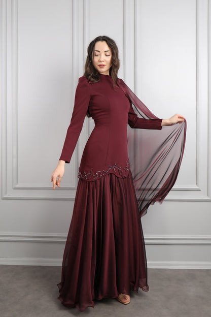 فستان للمحجبات بتطريزات خرزية وتصميم كايب من الكتف -عودي