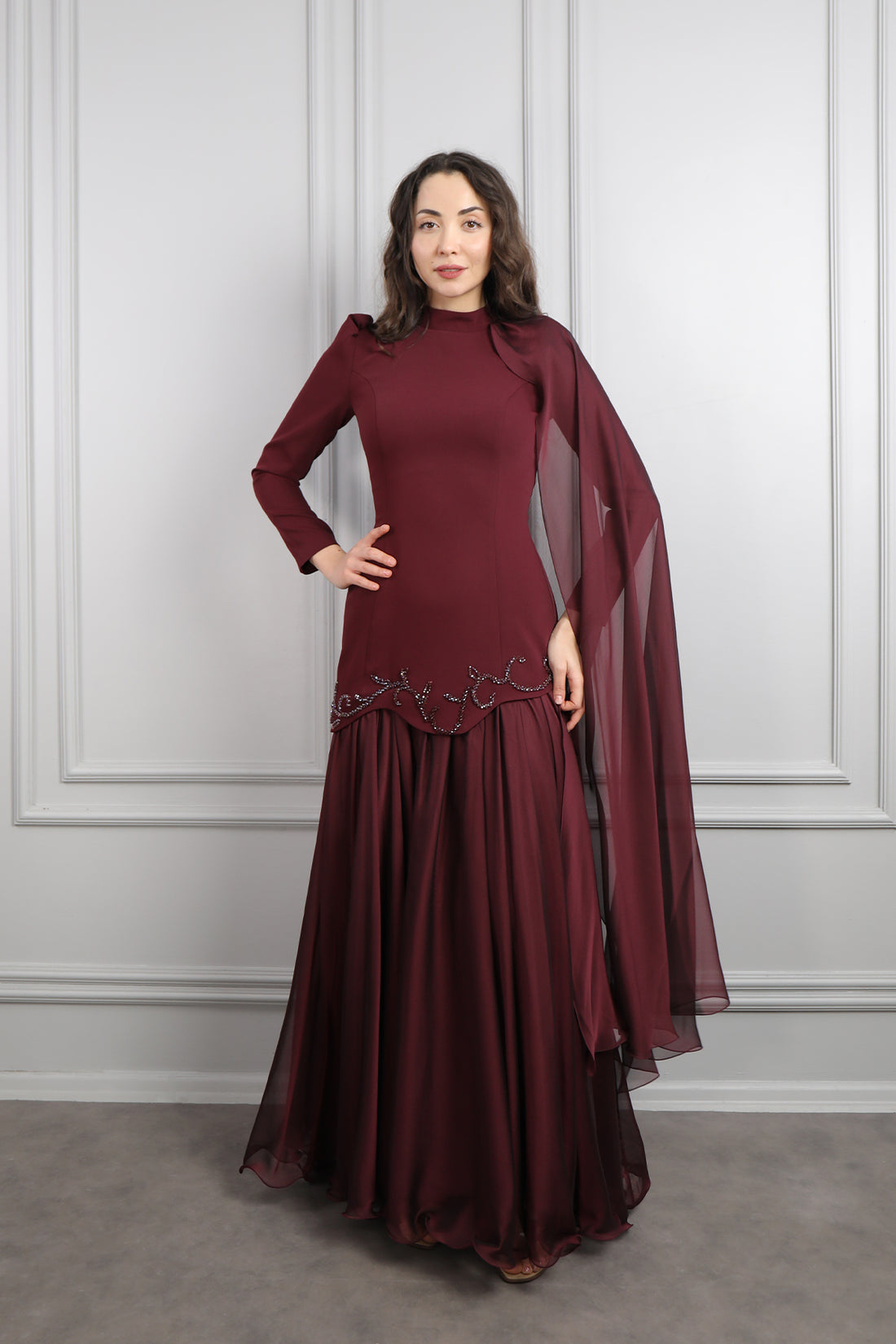 فستان للمحجبات بتطريزات خرزية وتصميم كايب من الكتف -عودي