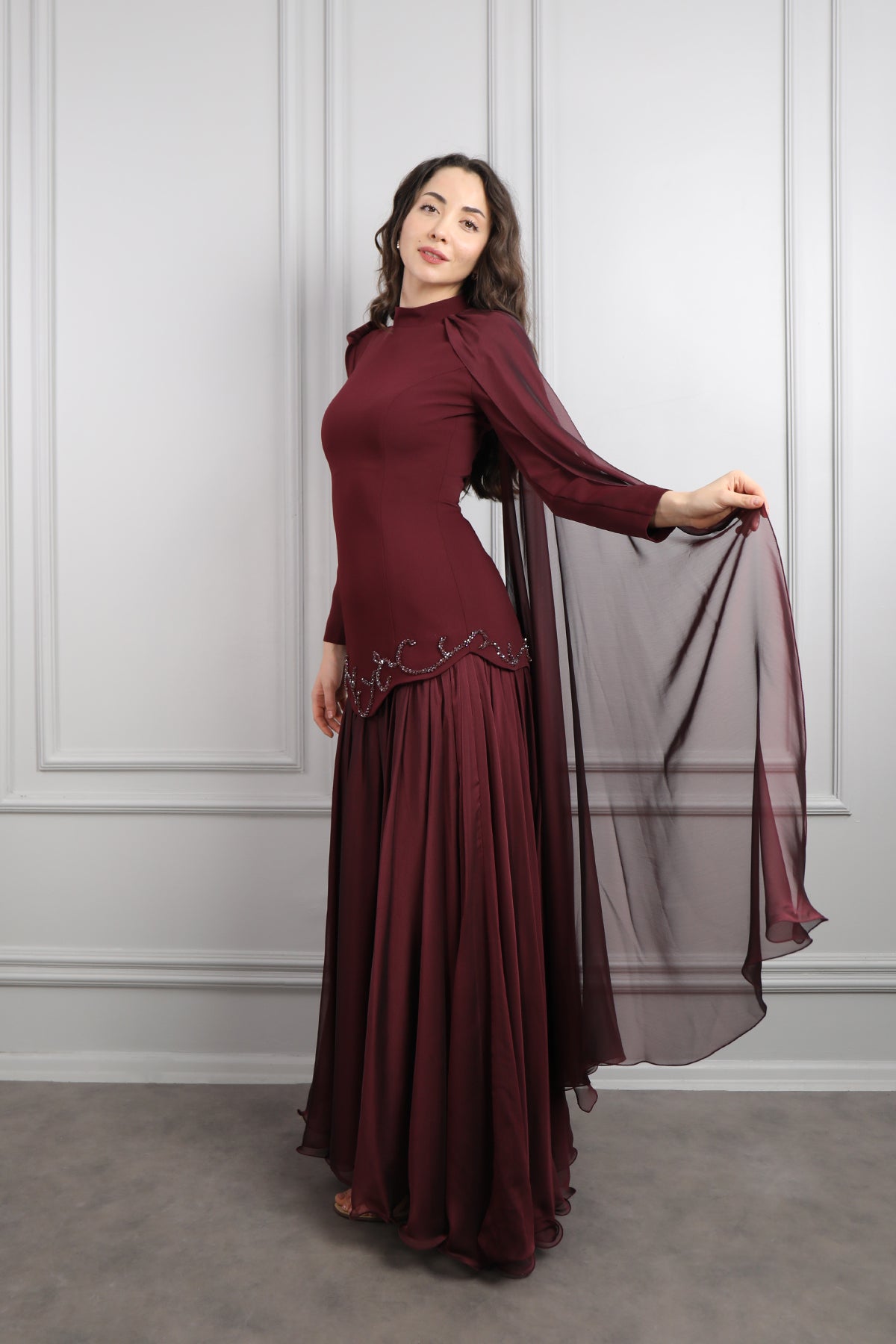 فستان للمحجبات بتطريزات خرزية وتصميم كايب من الكتف -عودي