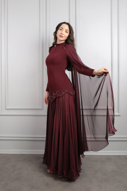 فستان للمحجبات بتطريزات خرزية وتصميم كايب من الكتف -عودي