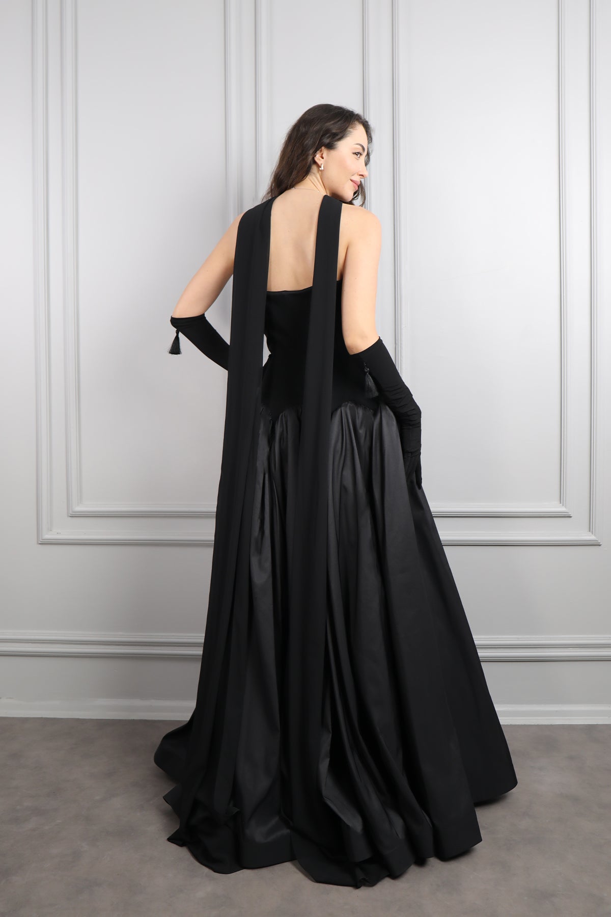 فستان سترابلس باكسسوار وشاح وقفازات -اسود