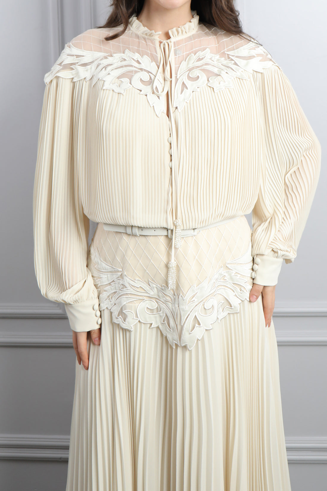 فستان شيفون بتكسيرات مزين بتفاصيل دانتيلية وحزام عالخصر مقاس كبير -بيج