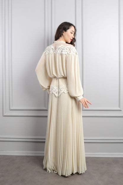 فستان شيفون بتكسيرات مزين بتفاصيل دانتيلية وحزام عالخصر مقاس كبير -بيج