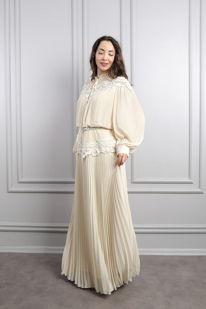 فستان شيفون بتكسيرات مزين بتفاصيل دانتيلية وحزام عالخصر مقاس كبير -بيج