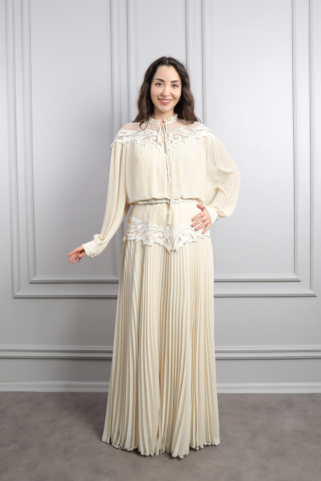 فستان شيفون بتكسيرات مزين بتفاصيل دانتيلية وحزام عالخصر مقاس كبير -بيج