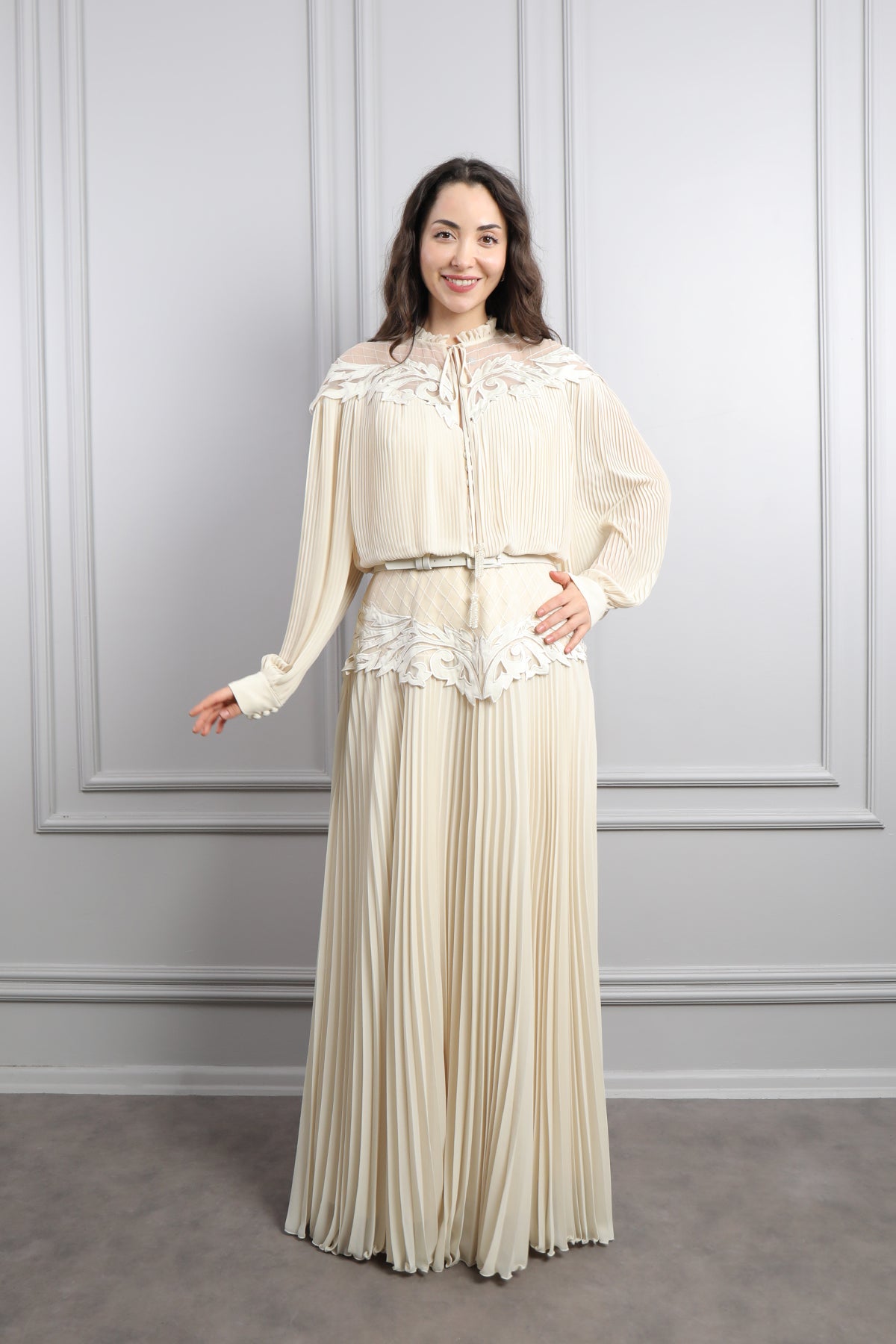 فستان شيفون بتكسيرات مزين بتفاصيل دانتيلية وحزام عالخصر مقاس كبير -بيج