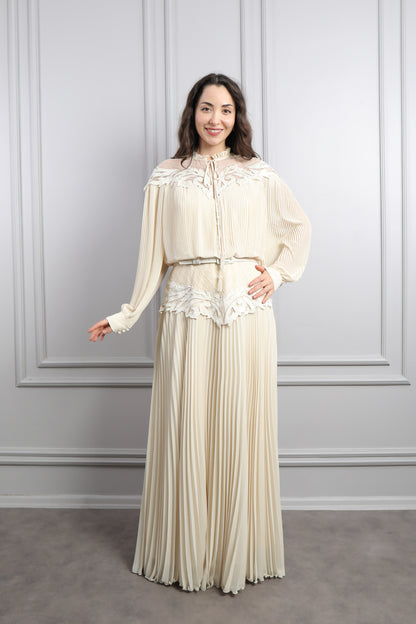 فستان شيفون بتكسيرات مزين بتفاصيل دانتيلية وحزام عالخصر مقاس كبير -بيج