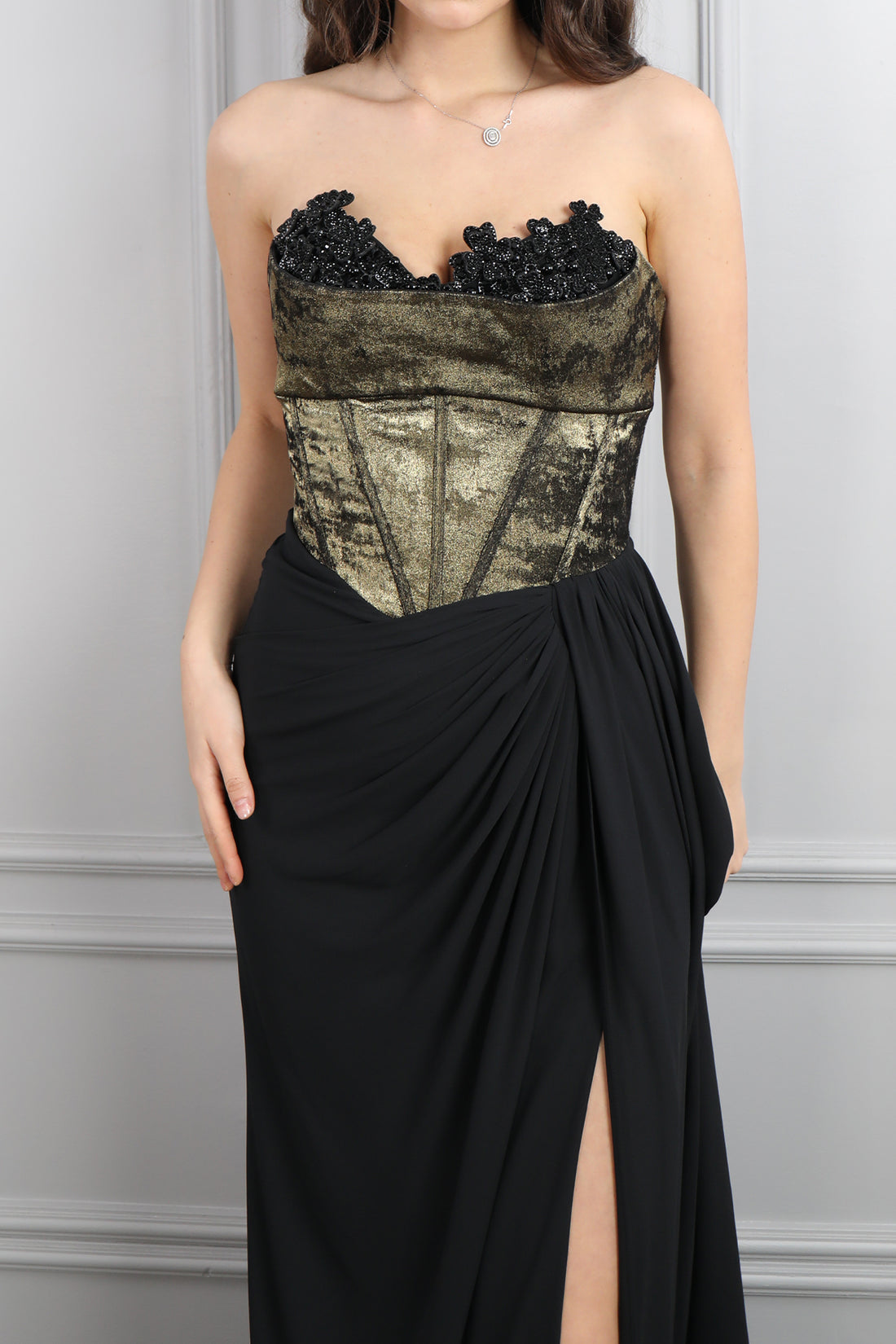 فستان سهرة سترابلس بتفصيل كورسيه وفتحة جانبية -اسود وذهبي