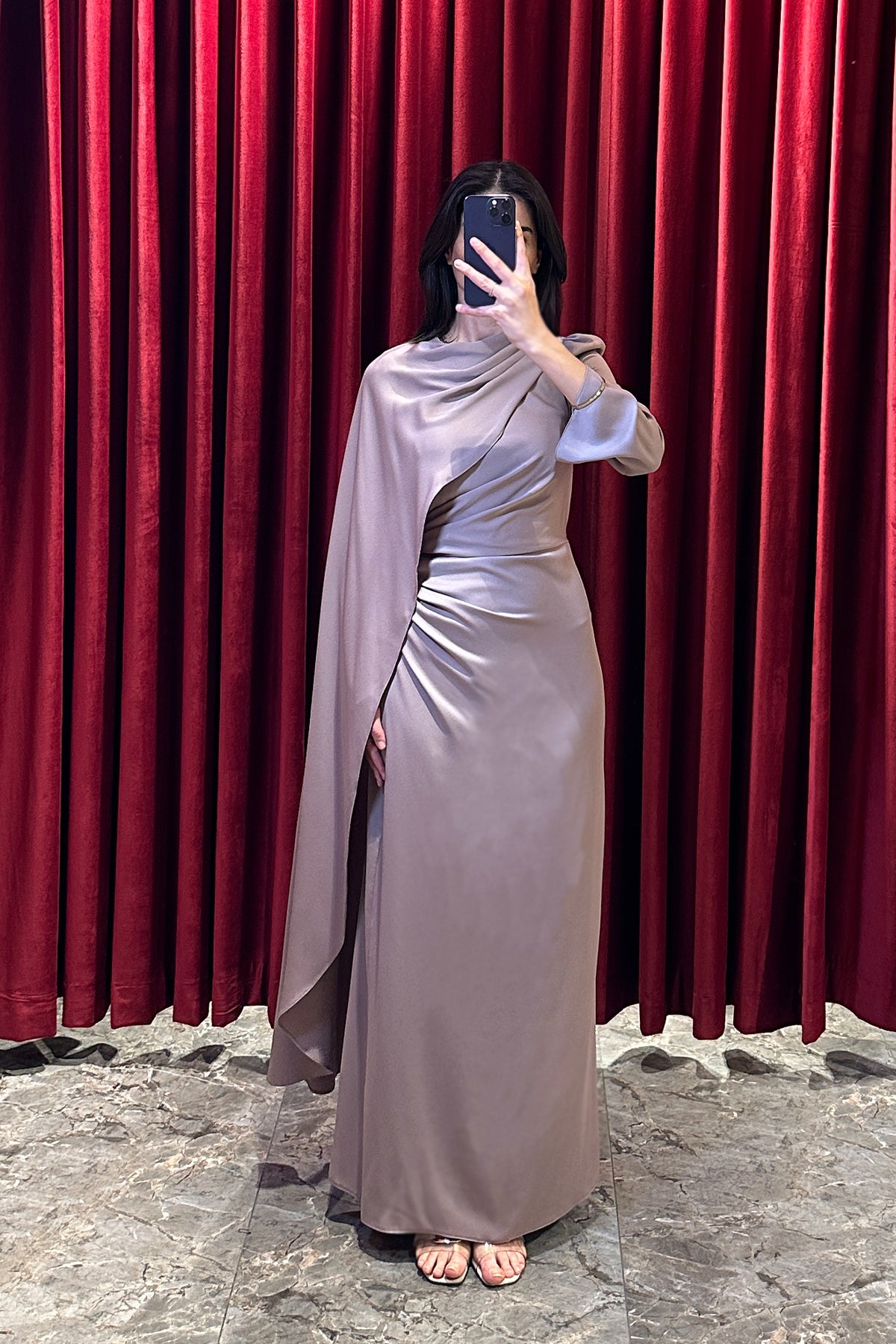 فستان سهرة ساتر بتطريز خرزي عالكتف متصل بكايب طويل -بنفسجي