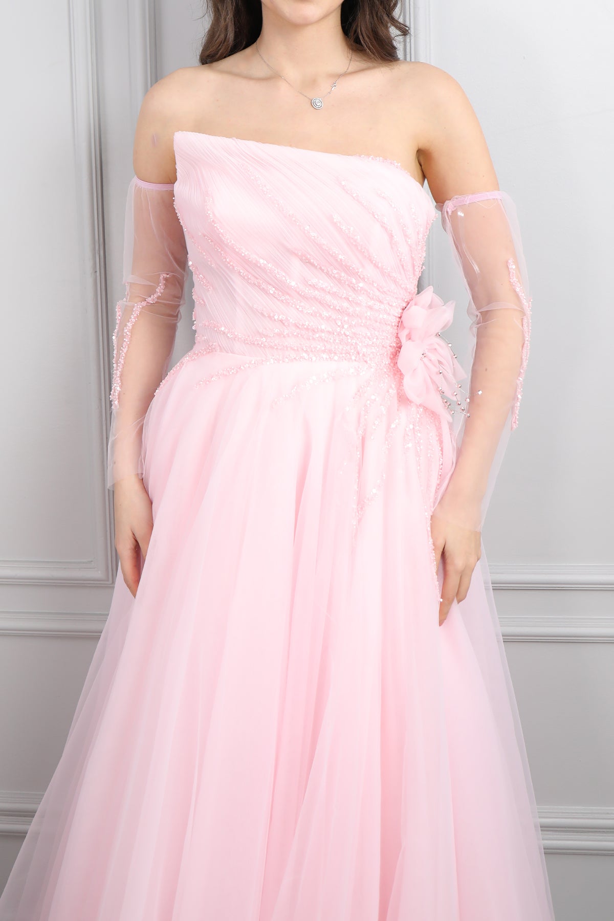 فستان سهرة سترابلس بقصّة منفوشة مطرز بالخز مع اكمام متحركة -بمبي