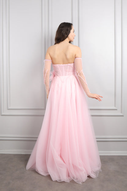 فستان سهرة سترابلس بقصّة منفوشة مطرز بالخز مع اكمام متحركة -بمبي