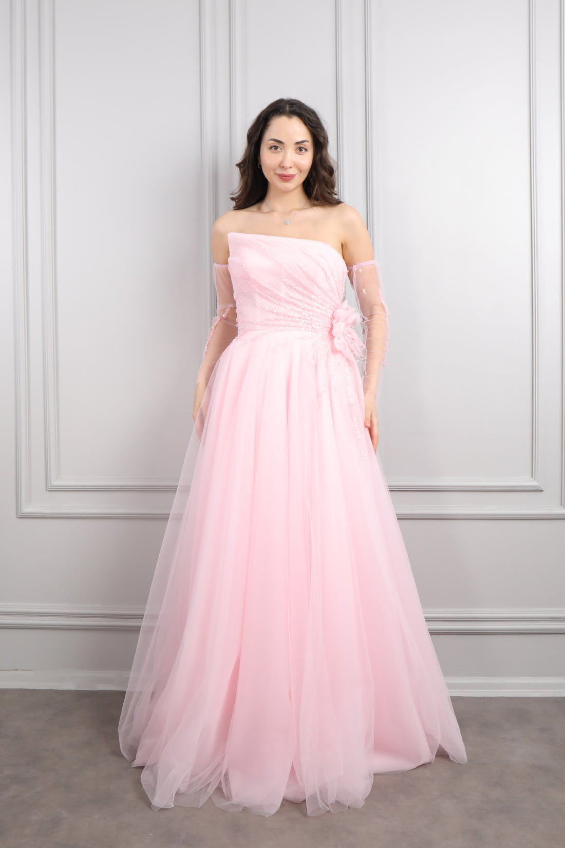 فستان سهرة سترابلس بقصّة منفوشة مطرز بالخز مع اكمام متحركة -بمبي