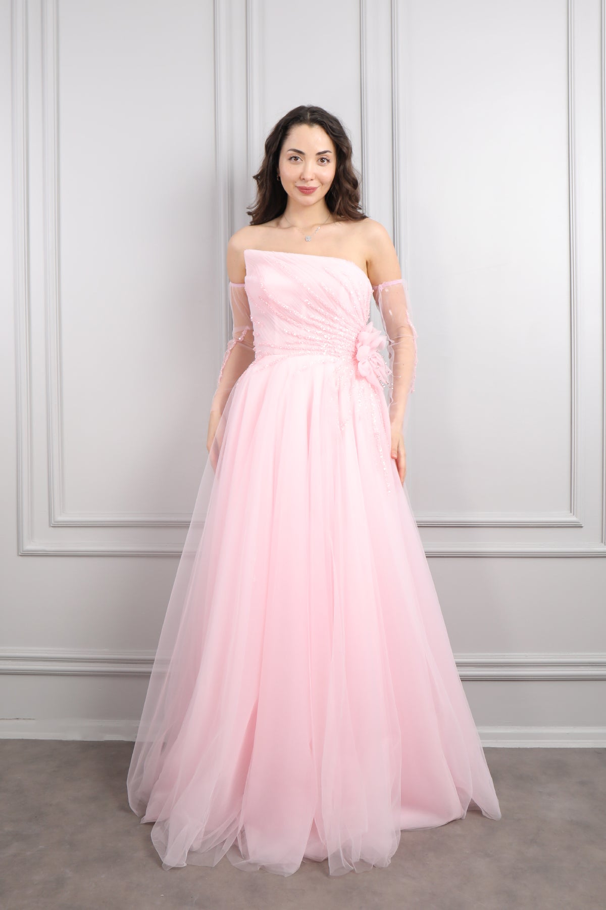 فستان سهرة سترابلس بقصّة منفوشة مطرز بالخز مع اكمام متحركة -بمبي