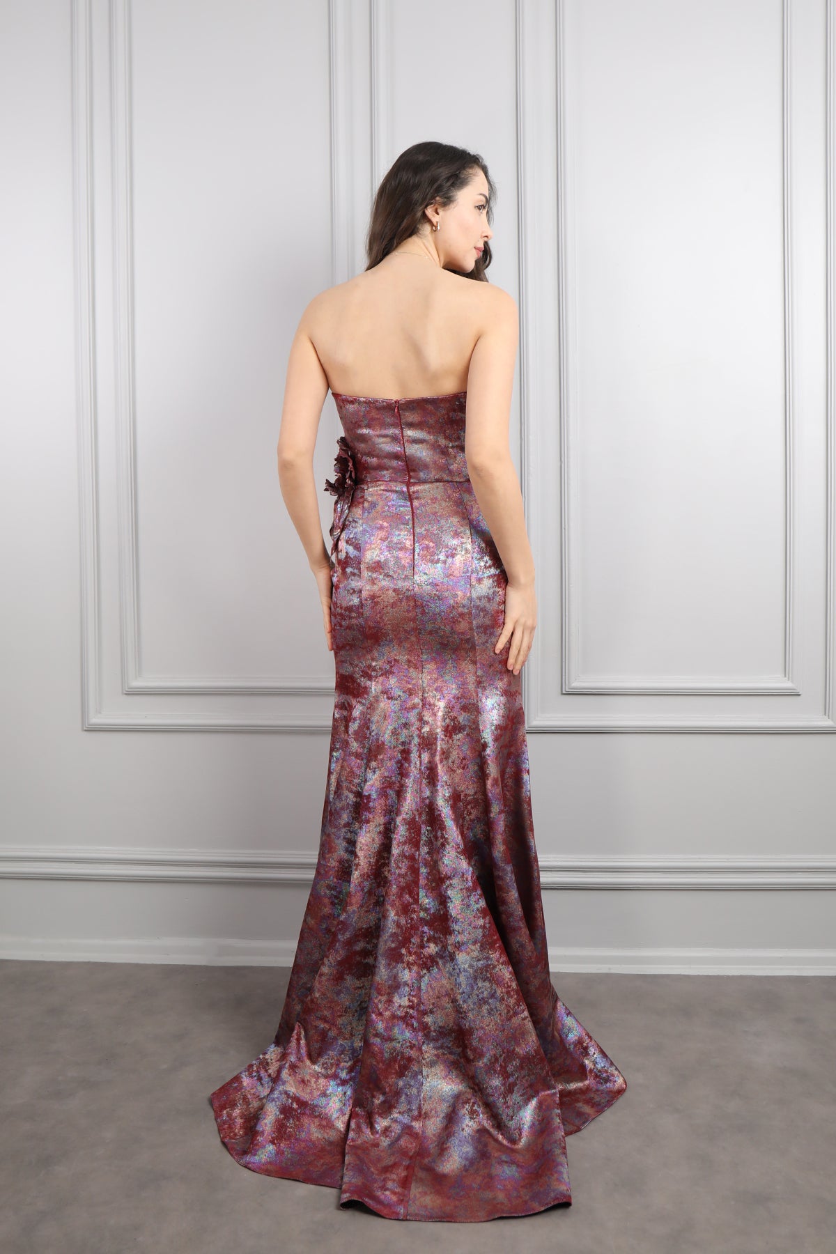 فستان سهرة سترابلس بتفصيل ذيل وزينة وردة - عودي لامع