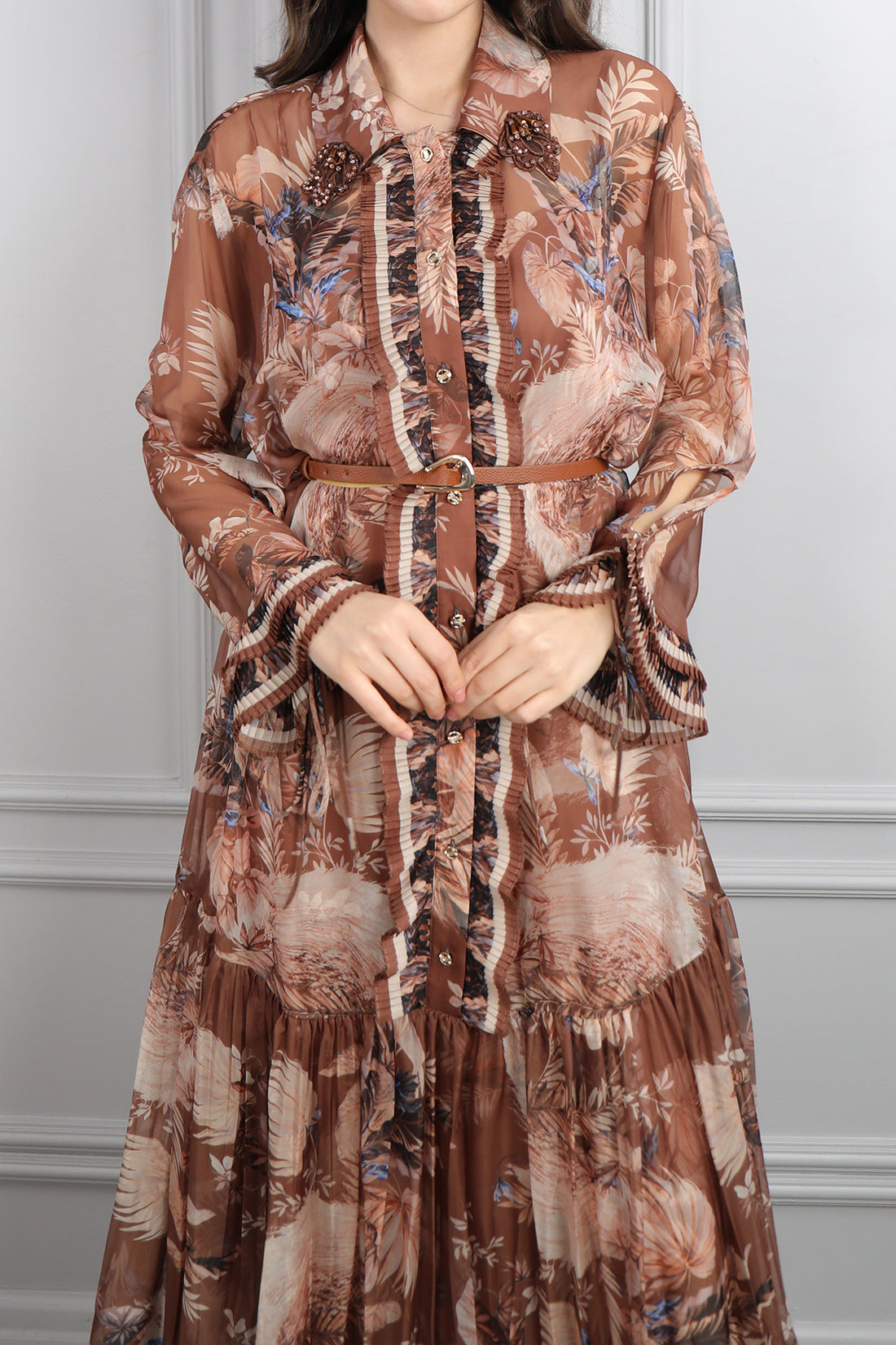 فستان شيفون مزخرف ومزين بتفاصيل كشكشة مع حزام عالخصر مقاس كبير -بني