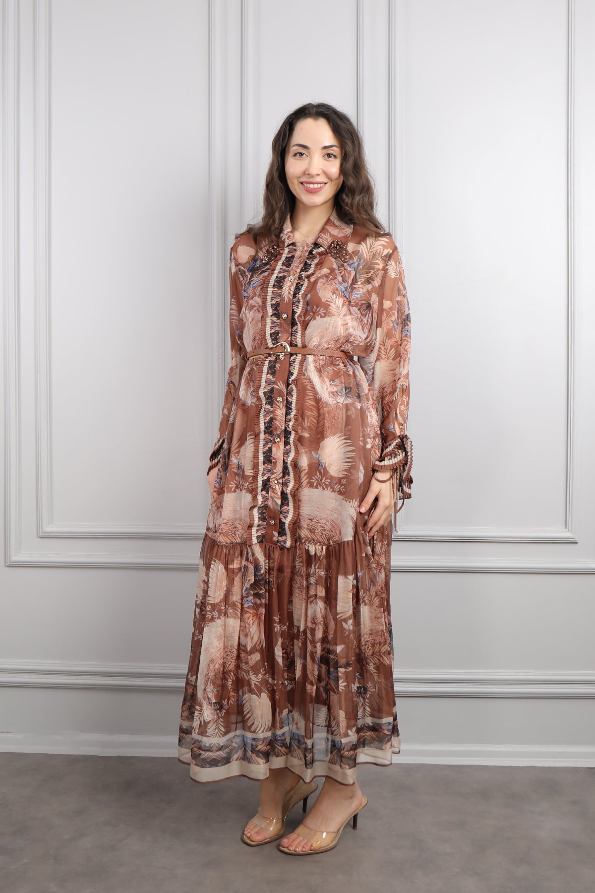 فستان شيفون مزخرف ومزين بتفاصيل كشكشة مع حزام عالخصر مقاس كبير -بني