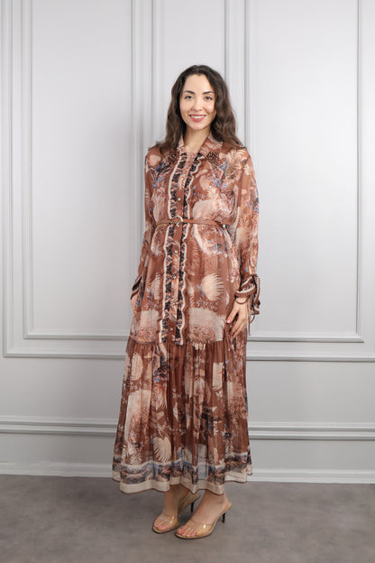 فستان شيفون مزخرف ومزين بتفاصيل كشكشة مع حزام عالخصر مقاس كبير -بني