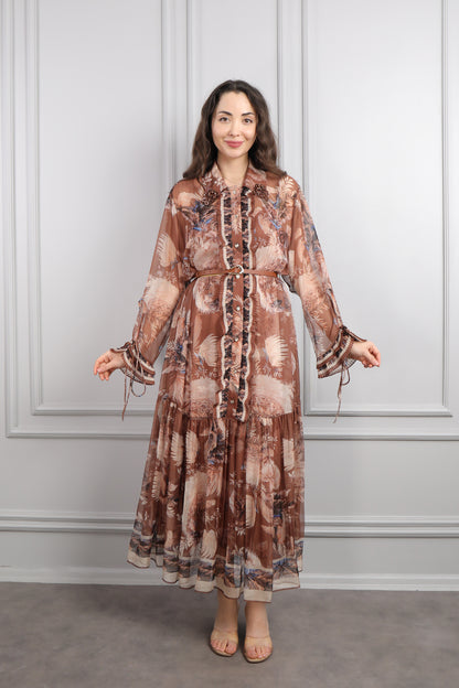 فستان شيفون مزخرف ومزين بتفاصيل كشكشة مع حزام عالخصر مقاس كبير -بني