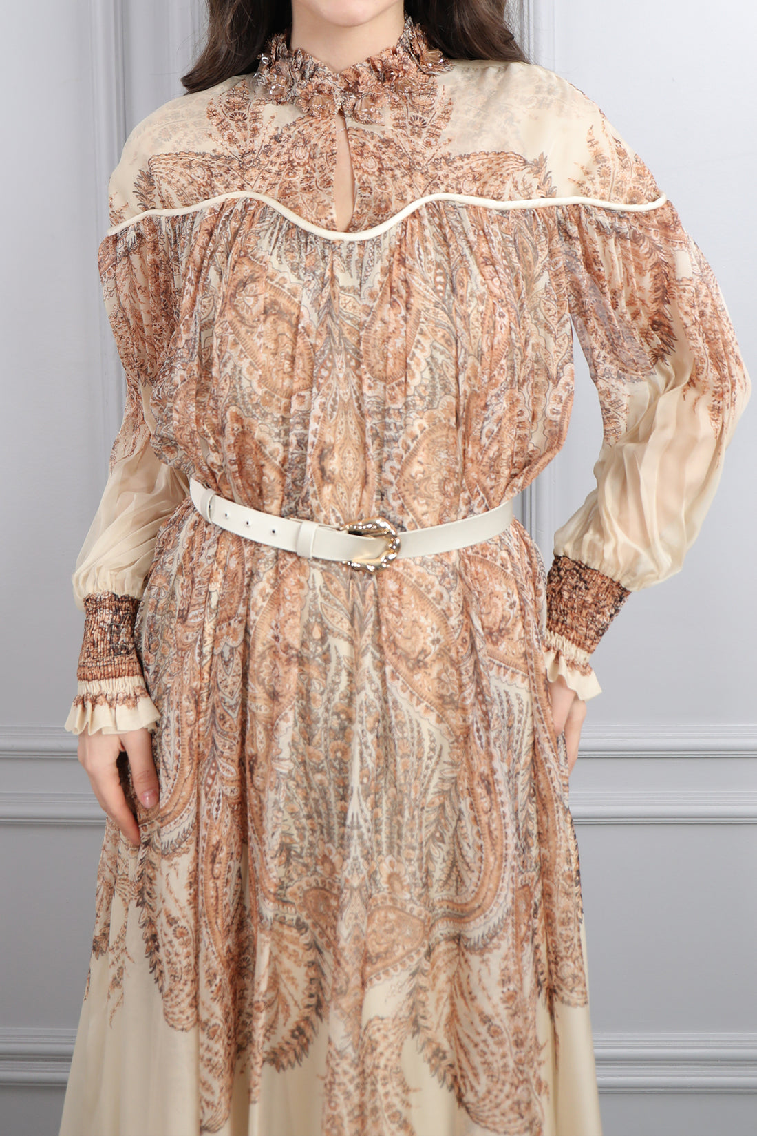 فستان شيفون مزخرف ومزين بزركشة عالياقة والاكمام مع حزام عالخصر مقاس كبير -بيج