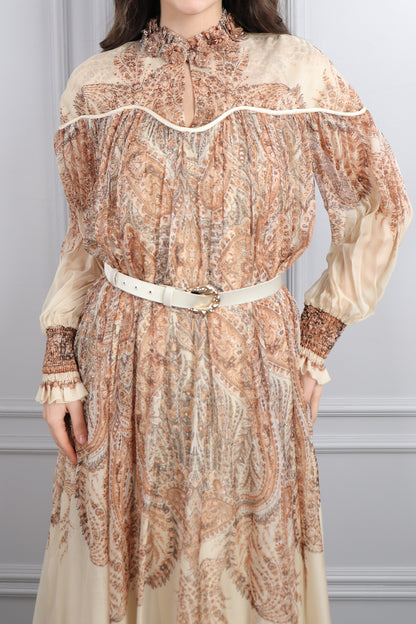 فستان شيفون مزخرف ومزين بزركشة عالياقة والاكمام مع حزام عالخصر مقاس كبير -بيج