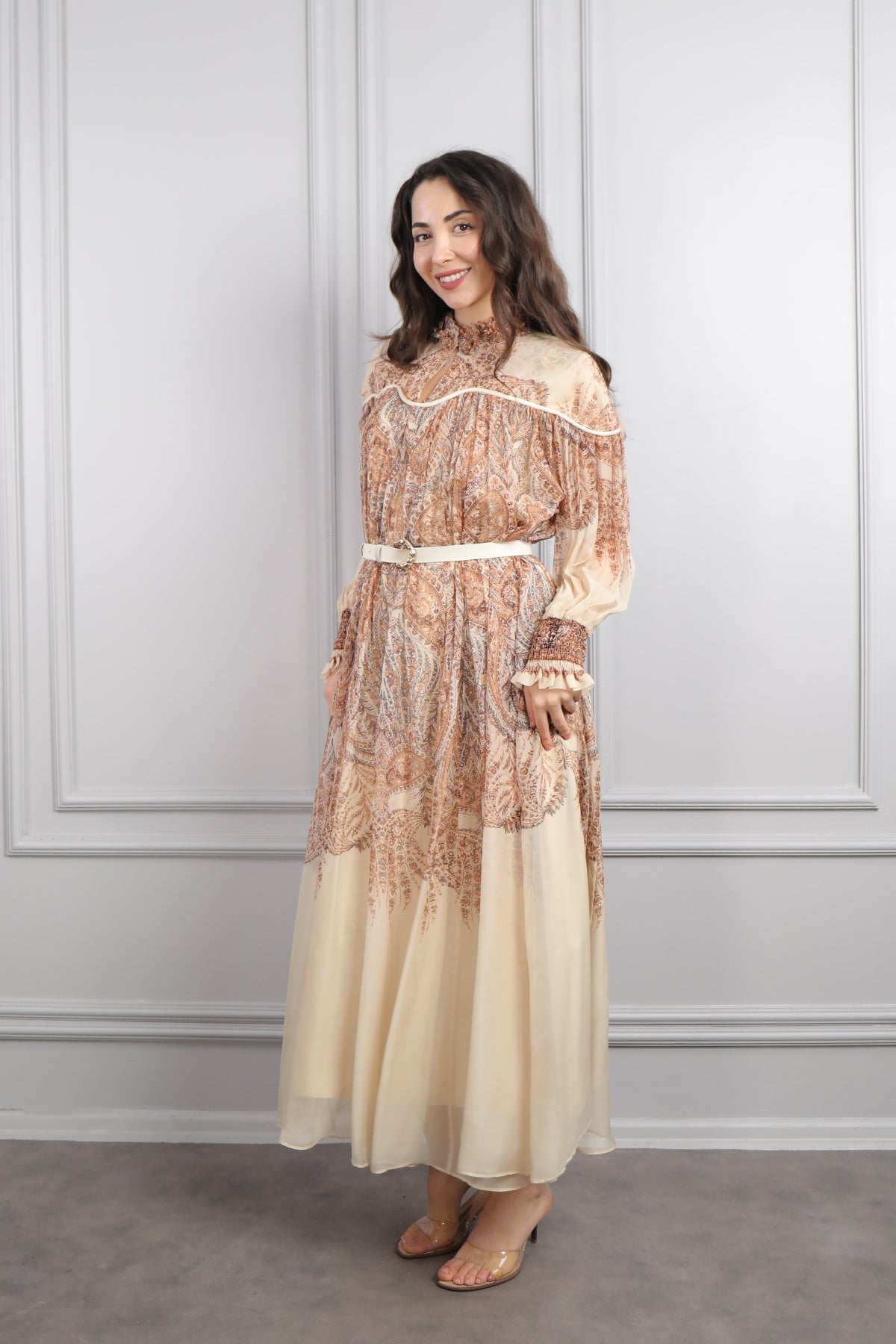 فستان شيفون مزخرف ومزين بزركشة عالياقة والاكمام مع حزام عالخصر مقاس كبير -بيج