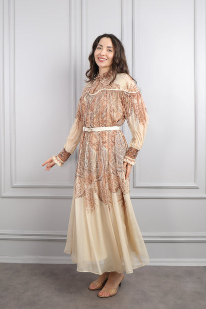 فستان شيفون مزخرف ومزين بزركشة عالياقة والاكمام مع حزام عالخصر مقاس كبير -بيج