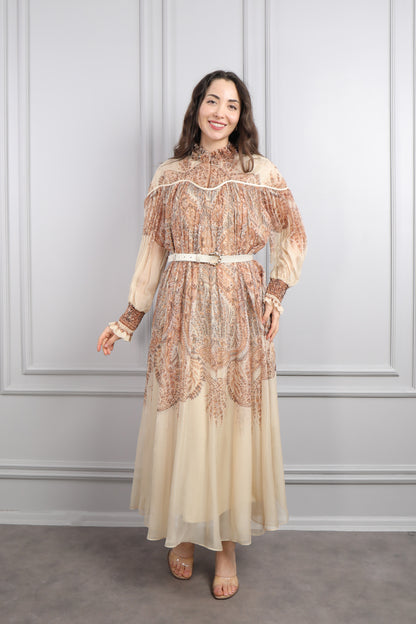 فستان شيفون مزخرف ومزين بزركشة عالياقة والاكمام مع حزام عالخصر مقاس كبير -بيج
