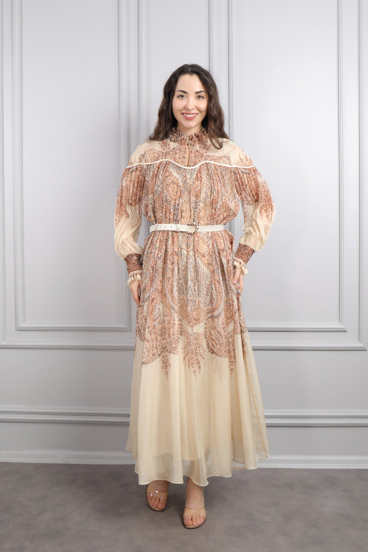 فستان شيفون مزخرف ومزين بزركشة عالياقة والاكمام مع حزام عالخصر مقاس كبير -بيج