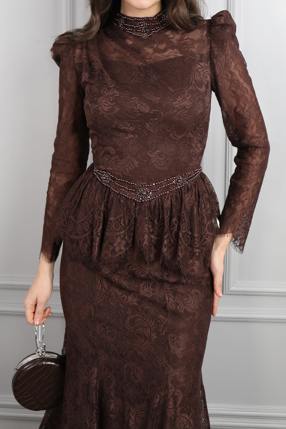 طقم دانتيل خناقي بتطريزات خرزية عالياقة والخصر باكمام شفافة -بني