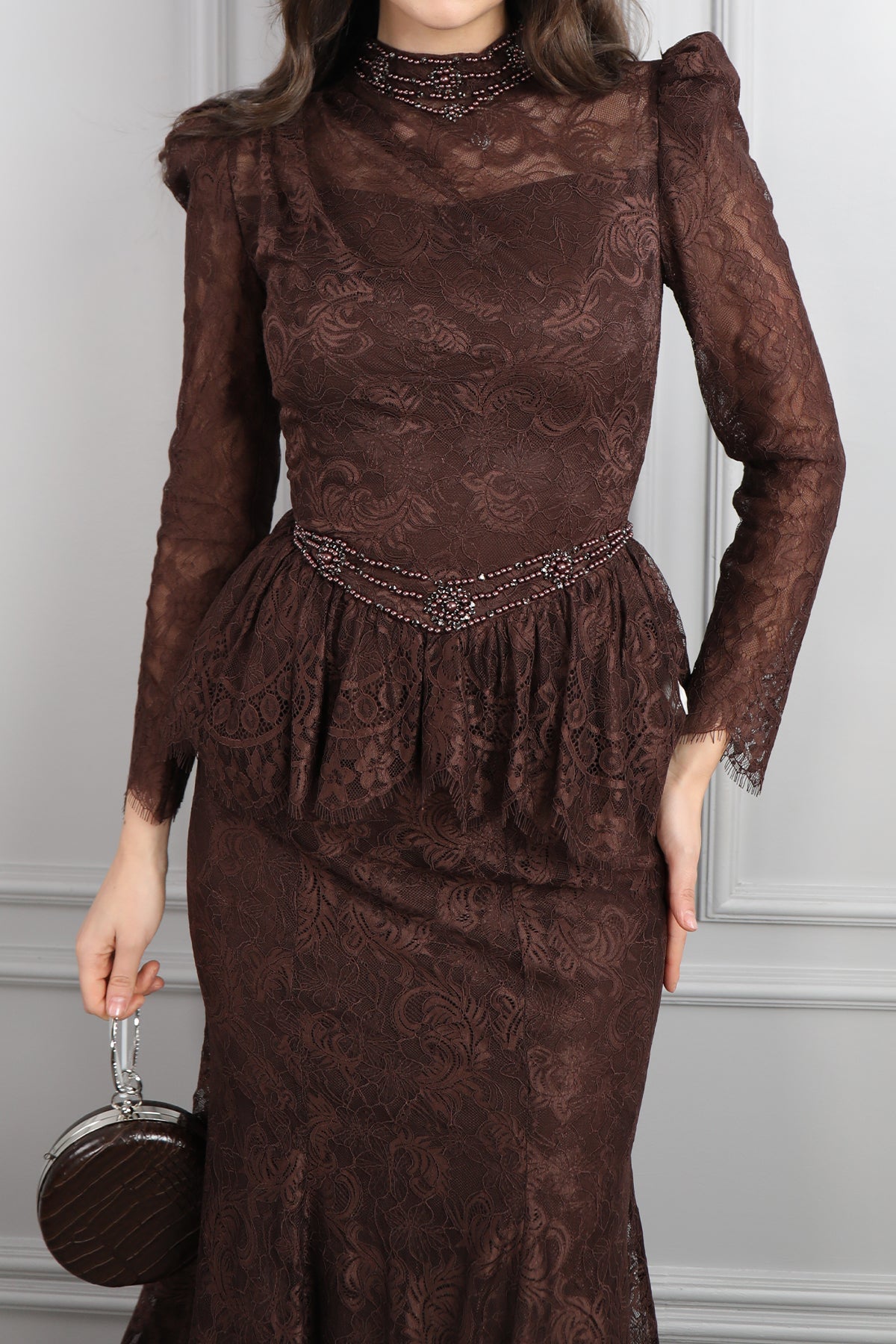 طقم دانتيل خناقي بتطريزات خرزية عالياقة والخصر باكمام شفافة -بني