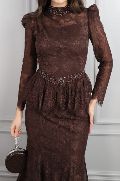 طقم دانتيل خناقي بتطريزات خرزية عالياقة والخصر باكمام شفافة -بني