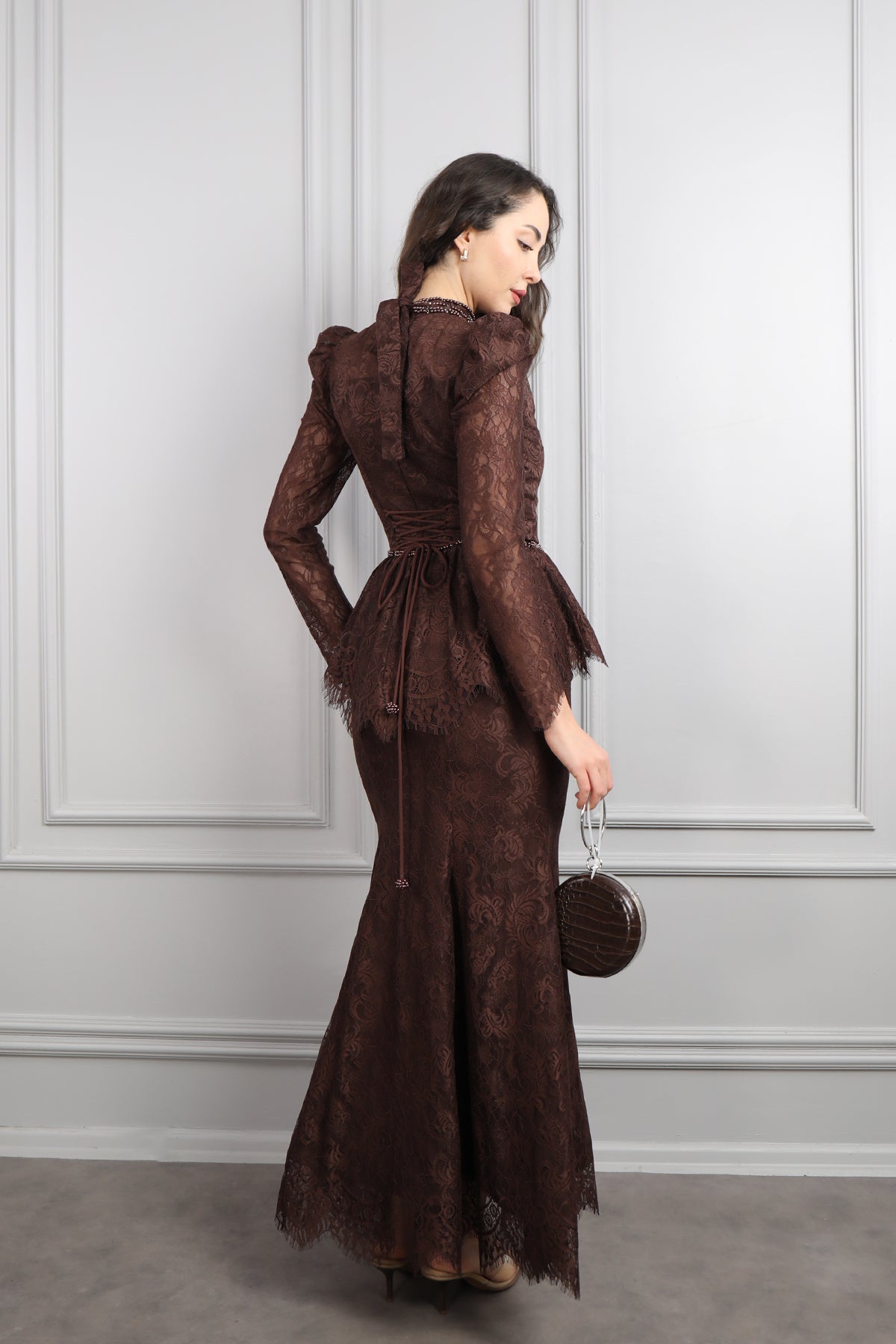 طقم دانتيل خناقي بتطريزات خرزية عالياقة والخصر باكمام شفافة -بني