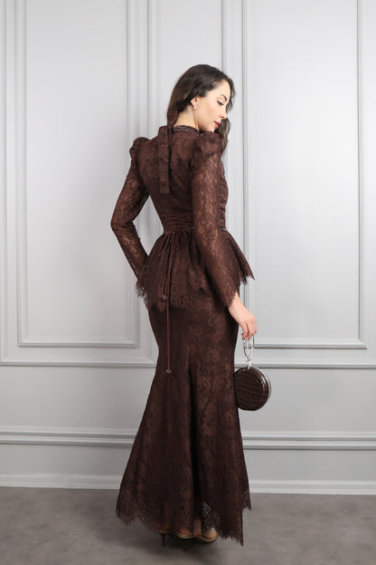 طقم دانتيل خناقي بتطريزات خرزية عالياقة والخصر باكمام شفافة -بني