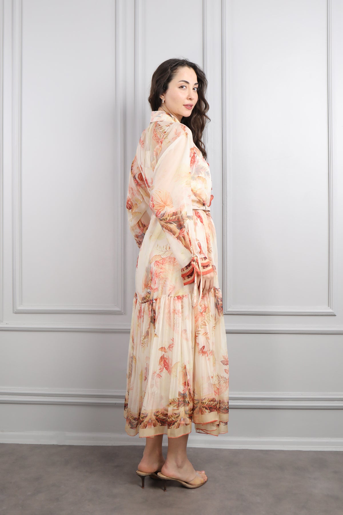 فستان شيفون مزخرف ومزين بتفاصيل كشكشة مع حزام عالخصر مقاس كبير -بيج