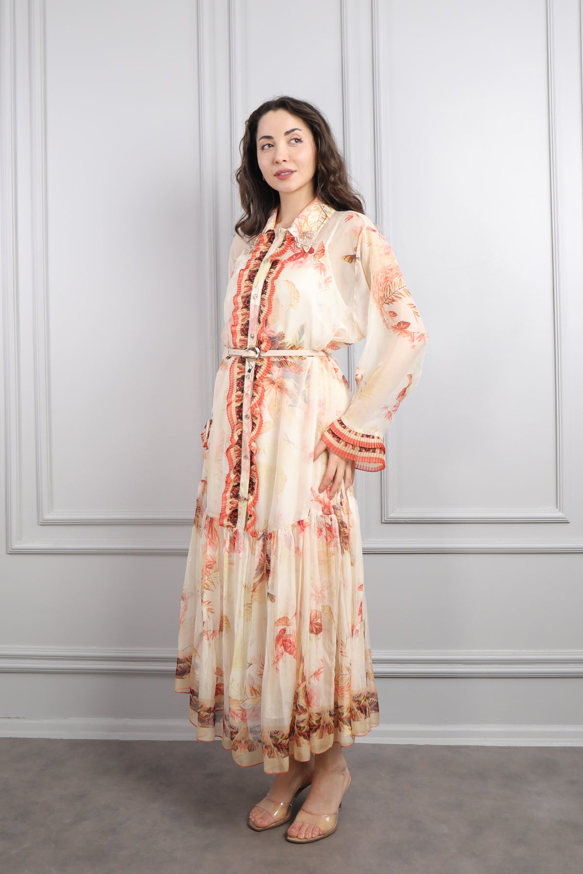 فستان شيفون مزخرف ومزين بتفاصيل كشكشة مع حزام عالخصر مقاس كبير -بيج