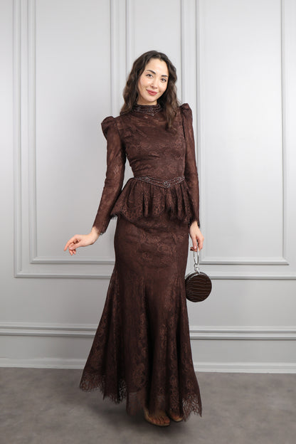 طقم دانتيل خناقي بتطريزات خرزية عالياقة والخصر باكمام شفافة -بني