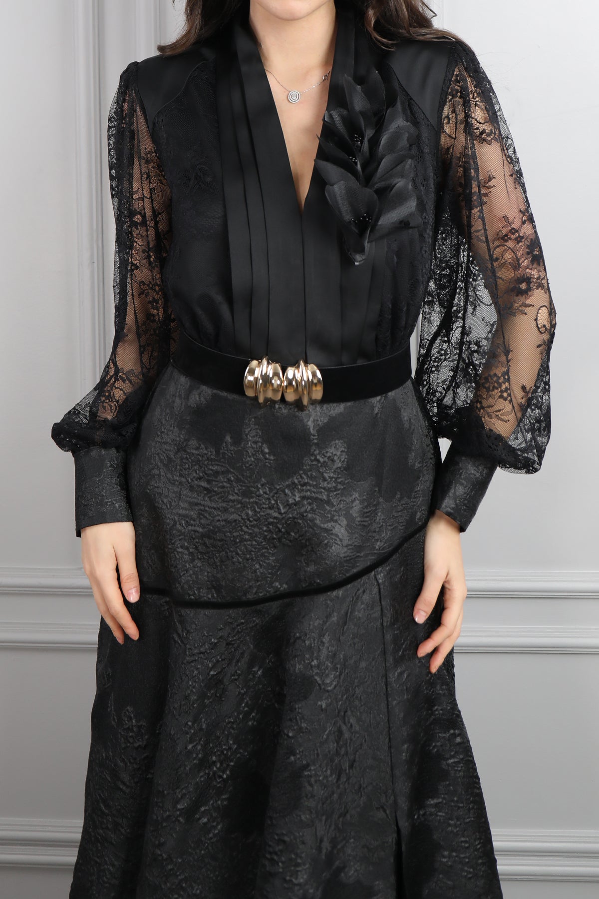 فستان باكمام دانتيل شفافة وتفاصيل لامعة مع حزام عالخصر -اسود