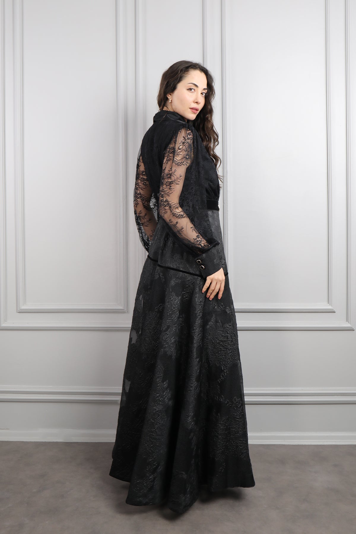 فستان باكمام دانتيل شفافة وتفاصيل لامعة مع حزام عالخصر -اسود