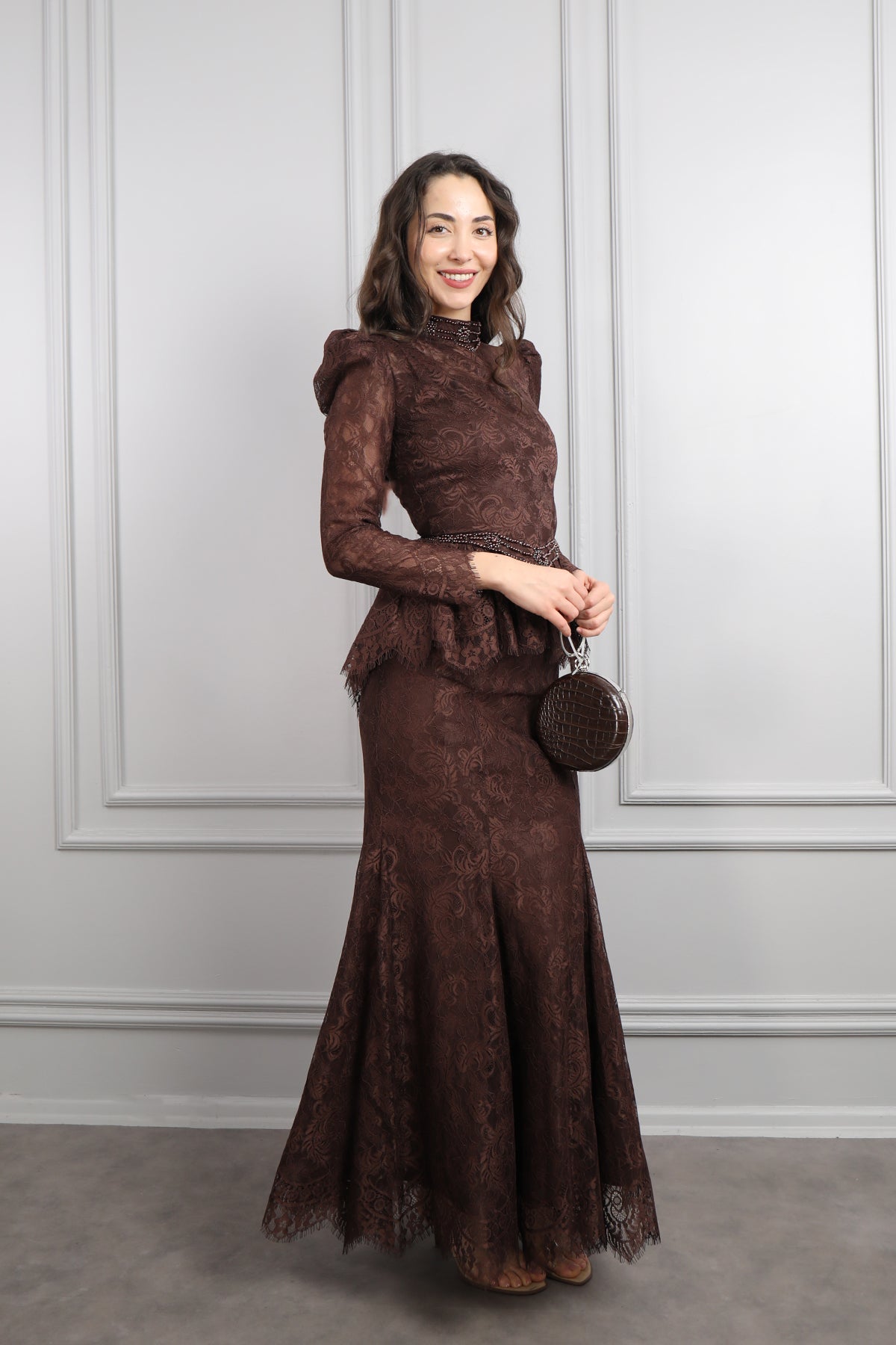 طقم دانتيل خناقي بتطريزات خرزية عالياقة والخصر باكمام شفافة -بني