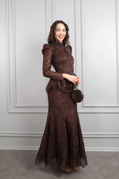 طقم دانتيل خناقي بتطريزات خرزية عالياقة والخصر باكمام شفافة -بني