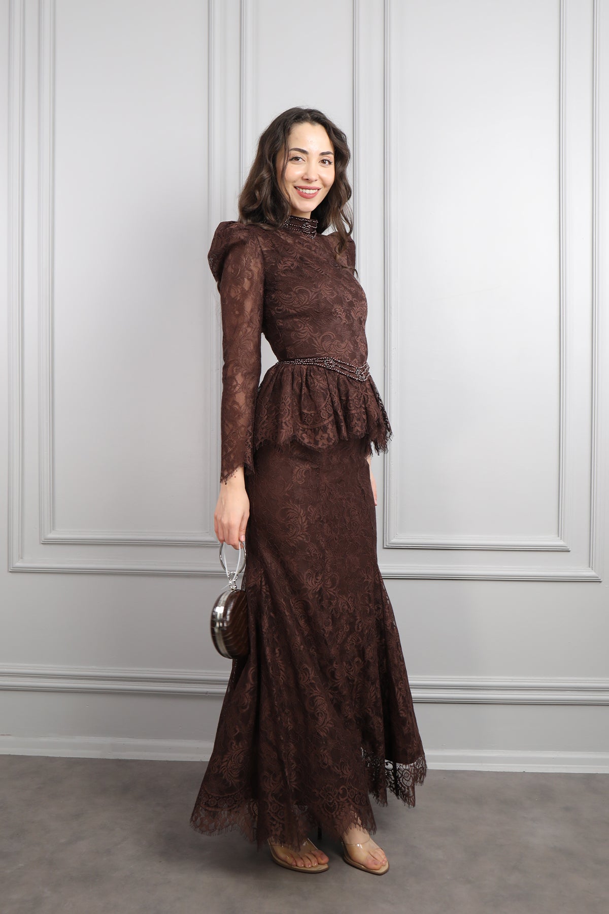 طقم دانتيل خناقي بتطريزات خرزية عالياقة والخصر باكمام شفافة -بني