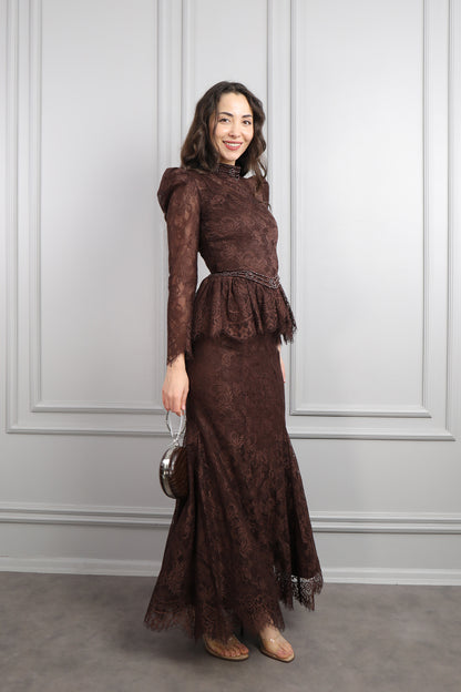 طقم دانتيل خناقي بتطريزات خرزية عالياقة والخصر باكمام شفافة -بني