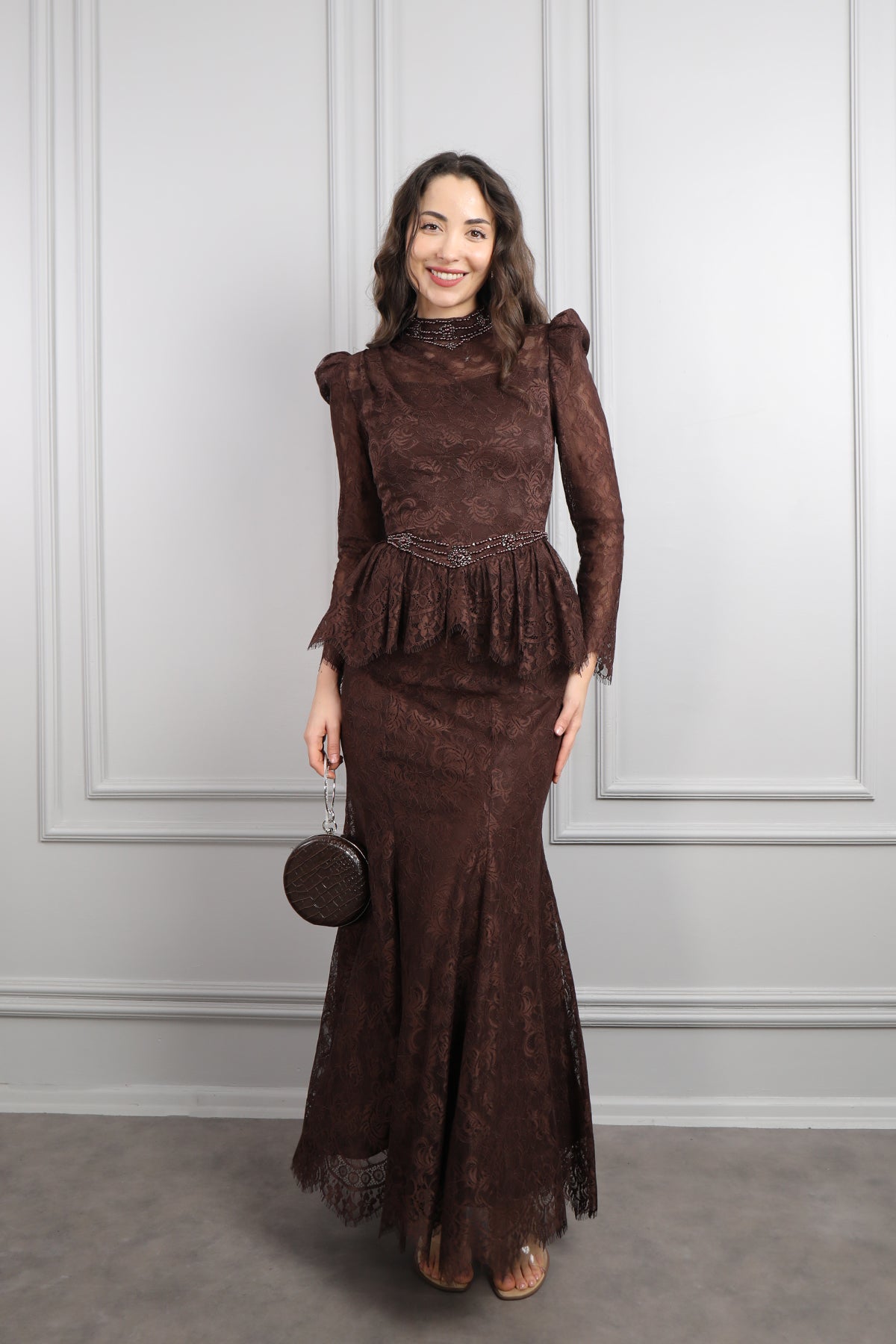 طقم دانتيل خناقي بتطريزات خرزية عالياقة والخصر باكمام شفافة -بني