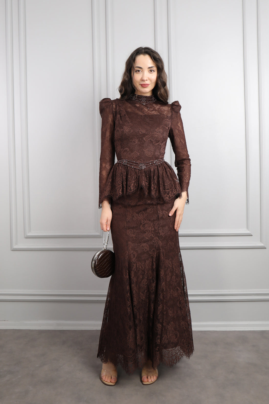 طقم دانتيل خناقي بتطريزات خرزية عالياقة والخصر باكمام شفافة -بني